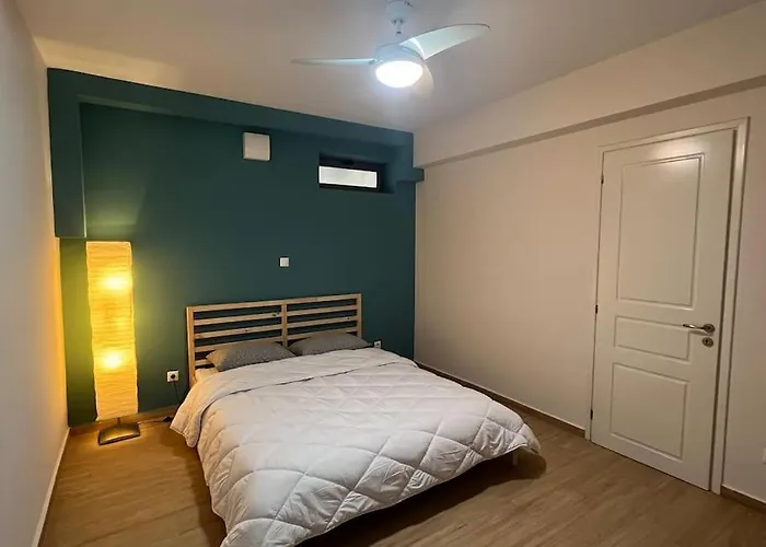 Spacious 3' From Appartement Stoúpa