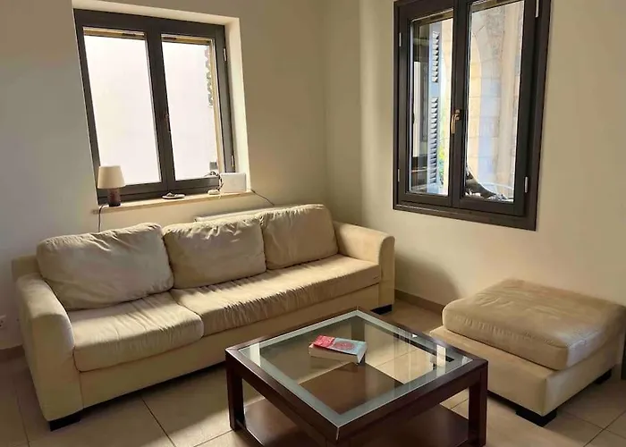Spacious 3' From Appartement Stoúpa