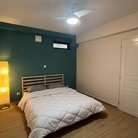 Spacious 3' From Apartment Stoúpa