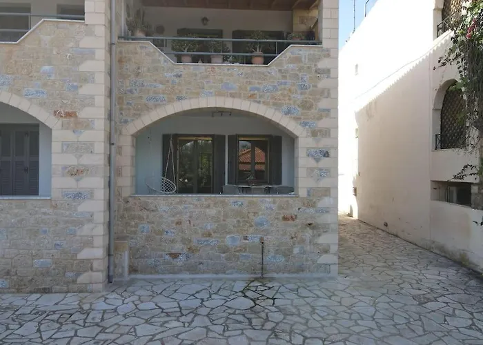 Spacious 3' From Stoúpa